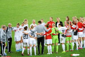 DFB-Frauen im EM-Teamhotel in London angekommen