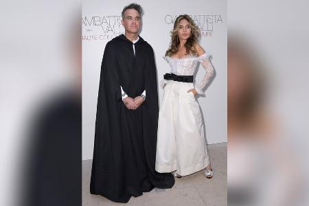 Fashion Week Paris: Robbie Williams hüllt sich in schwarzen Umhang Fashion Week Paris: Robbie Williams hüllt sich in schwarzen Umhang