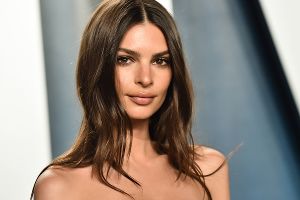 Emily Ratajkowski zeigt sich hüllenlos mit Hund