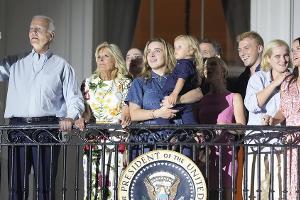 US-Präsident Joe Biden beobachtet Feuerwerk mit der ganzen Familie