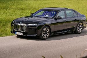Große Elektrolimousine als Schutzfahrzeug