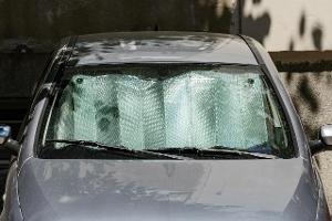Diese Dinge sollten Sie bei Hitze nie im Auto liegen lassen