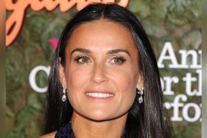 Demi Moore zeigt ihre Kollektion am eigenen Körper