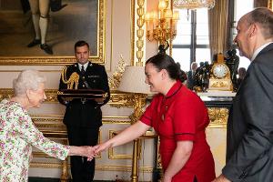 Queen Elizabeth II. verleiht Gesundheitssystem das Georgs-Kreuz