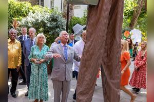 "Hallo da oben": Charles und Camilla haben Spaß beim Karneval
