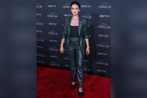 "Pretty Little Liars"-Star Lucy Hale stilsicher im grünen Lederanzug