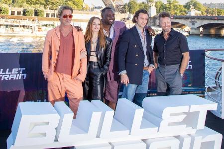 Brad Pitt und seine Co-Stars sorgen für Hollywood-Feeling in Paris Brad Pitt und seine Co-Stars sorgen für Hollywood-Feeling in Paris