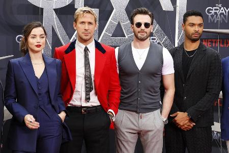 Ryan Gosling und Chris Evans: Kuriose Outfits bei Berlin-Premiere Ryan Gosling und Chris Evans: Kuriose Outfits bei Berlin-Premiere