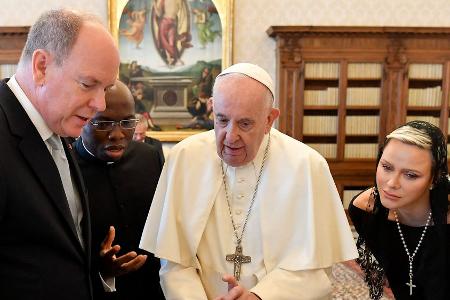 Papst Franziskus empfängt Albert und Charlène im Vatikan Papst Franziskus empfängt Albert und Charlène im Vatikan