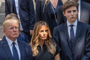 Seltener Auftritt: Auch Barron Trump besucht Ivana Trumps Trauerfeier