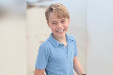 Prinz George zeigt ein breites Grinsen auf seinem Geburtstags-Porträt Prinz George zeigt ein breites Grinsen auf seinem Geburtstags-Porträt