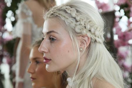 Von cool bis romantisch: Einfache Frisuren für Hochzeitsgäste