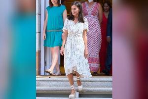 Königin Letizia trotzt der Hitze im luftig-leichten Sommerkleid