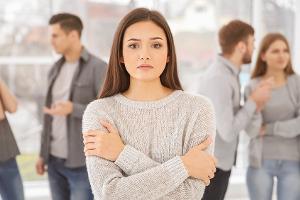 Soziale Phobie: So äußert sich die krankhafte Angst vor Menschen