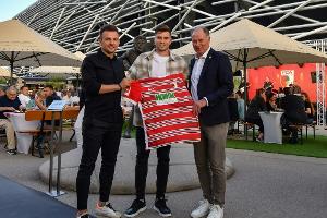 Augsburg holt Mittelfeldspieler Rexhbecaj aus Wolfsburg