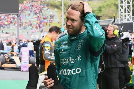 Kandidaten im Check: Wer wird Nachfolger von Sebastian Vettel? - Nach der Formel-1-Saison 2022 wird sich Sebastian Vettel aus der Königsklasse verabschieden. Das ist einerseits schade, denn mit ihm verliert die Serie einen 'echten Typen'. Gleichzeitig wird dank Seb aber ein Cockpit frei, das einige Fahrer gerne hätten. Wer kommt als Vettel-Erbe bei Aston Martin infrage? sport.de nimmt einige Kandidaten unter die Lupe. Kandidaten im Check: Wer wird Nachfolger von Sebastian Vettel? - Nach der Formel-1-Saison 2022 wird sich Sebastian Vettel aus der Königsklasse verabschieden. Das ist einerseits schade, denn mit ihm verliert die Serie einen 'echten Typen'. Gleichzeitig wird dank Seb aber ein Cockpit frei, das einige Fahrer gerne hätten. Wer kommt als Vettel-Erbe bei Aston Martin infrage? sport.de nimmt einige Kandidaten unter die Lupe.