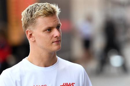 Mick Schumacher - Die Paddock-Gerüchteküche brachte Mick schon vor einigen Wochen mit Aston Martin in Verbindung. Der britische Autohersteller will seine Geschäfte auf dem deutschen Markt ankurbeln. Der Name Schumacher wäre der wohl perfekte Botschafter. Außerdem läuft Micks Vertrag bei Haas nach der Saison aus. Nicht nur RTL-Experte Felix Görner glaubt: 'Die Option Aston Martin tut sich nun auf jeden Fall auf für Mick.'