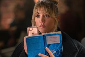 "The Flight Attendant": Steigflug oder Notlandung für Kaley Cuoco?