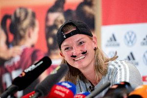 Popp mit Schnauzbart bei der DFB-Pressekonferenz