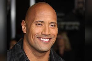 Dwayne Johnson überrascht Familie im Kino mit kleinem Hundewelpen
