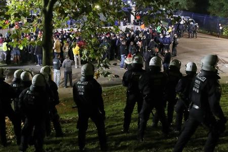 Wolfsburg-Spieler in Jena von Fans bedrängt - DFB ermittelt Wolfsburg-Spieler in Jena von Fans bedrängt - DFB ermittelt