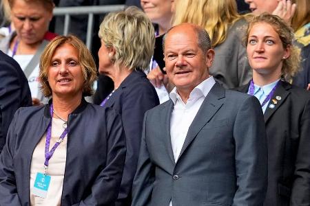 Kanzler Olaf Scholz tröstet DFB-Team nach Endspiel in der Kabine Kanzler Olaf Scholz tröstet DFB-Team nach Endspiel in der Kabine
