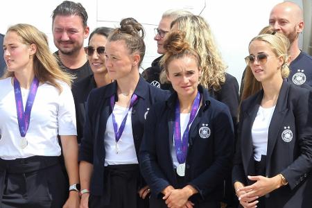 DFB-Frauen von Tausenden Fans begeistert empfangen DFB-Frauen von Tausenden Fans begeistert empfangen