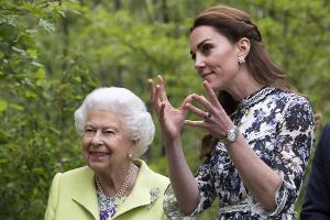 Darum "beobachtet" Herzogin Kate Queen Elizabeth II.