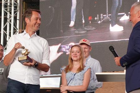 Tesla Ladepunkt Hilden Auszeichnung Roland Schüren