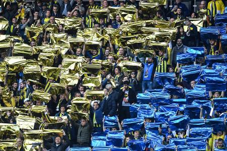 Nach Putin-Rufen: UEFA bestraft Fenerbahce Nach Putin-Rufen: UEFA bestraft Fenerbahce