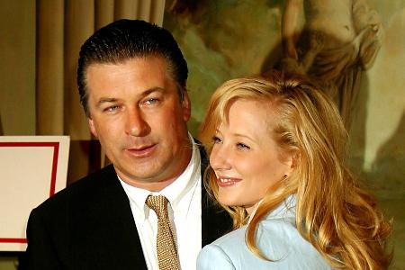 Alec Baldwin und Co. beten für Anne Heche nach Feuerunfall Alec Baldwin und Co. beten für Anne Heche nach Feuerunfall