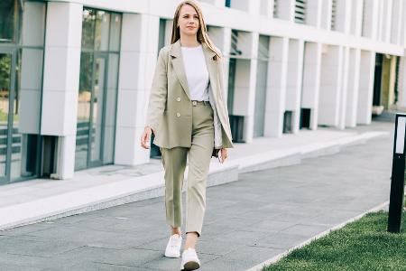 Workleisure-Trend: Die Hybrid-Outfits zwischen Homeoffice und Büro Workleisure-Trend: Die Hybrid-Outfits zwischen Homeoffice und Büro