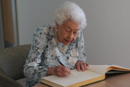 Queen Elizabeth II.: Ihre Signatur erscheint erstmals auf einer Münze Queen Elizabeth II.: Ihre Signatur erscheint erstmals auf einer Münze