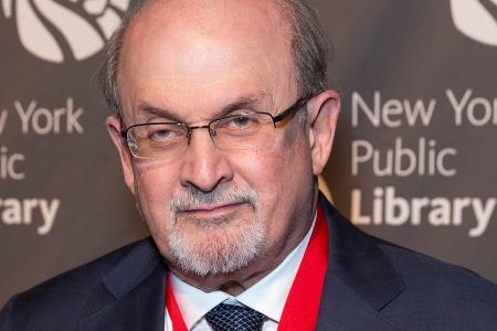 Nach Messerattacke: Salman Rushdie könnte ein Auge verlieren Nach Messerattacke: Salman Rushdie könnte ein Auge verlieren
