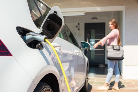 Was lohnt sich für Sie: Zu Hause das E-Auto laden – oder öffentlich? Was lohnt sich für Sie: Zu Hause das E-Auto laden – oder öffentlich?