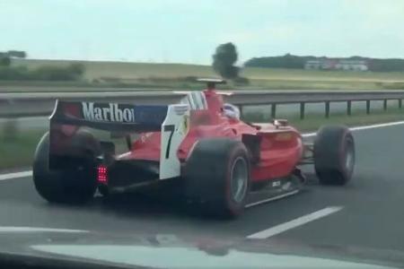 08/2022, GP2-Rennwagen auf der Autobahn in Tschechien