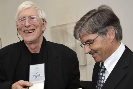Tomi Ungerer (l.) erhielt am 27. Februar 2008 von Landtagspräsident Hans Ley (CDU) den Saarländischen Verdienstorden Tomi Ungerer (l.) erhielt am 27. Februar 2008 von Landtagspräsident Hans Ley (CDU) den Saarländischen Verdienstorden
