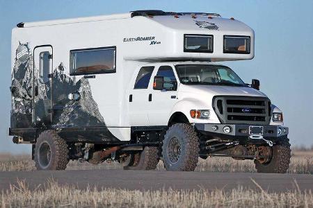 Beim auf dem F-650 basierenden Monster-Wohnmobil XV-HD wird es auf einer Standard-Campingplatz-Parzelle etwas eng.