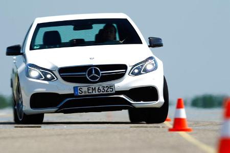 Mercedes E 63 AMG S 4matic, Frontansicht, Slalom