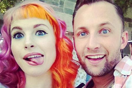 Vorbild bei diesen bunten Haaren ist Lisa Frank, eine Unternehmerin, die für bunte Kinderzeichnungen bekannt ist. Hayley Wil...