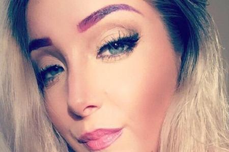 Youtube-Star Jenna Marbles (30) hat sich ihre Augenbrauen erst komplett abrasiert, dann hat sie sich diese bunt aufgemalt.