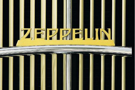 Zwischen den riesigen Scheinwerfer prangt der Zeppelin-Schriftzug am Kühler.