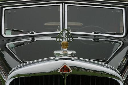 Maybach Zeppelin DS 8 mit charakteristischer Kühlerzier in Pebble Beach 2002.