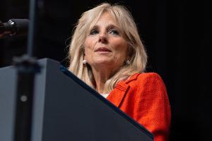 First Lady Jill Biden hat sich mit dem Coronavirus infiziert