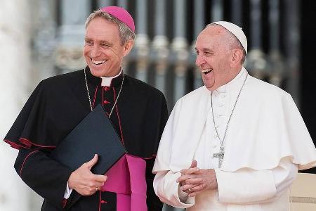 Erzbischof Georg Gänswein neben Papst Franziskus Erzbischof Georg Gänswein neben Papst Franziskus