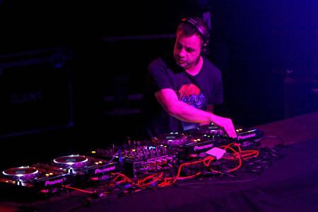04 DJ