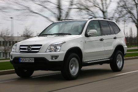 Der Shanghuan Ceo trägt den Fahrer schon im Namen. Der CEO, Geschäftsführer, dürfte aber eher das Original fahren.