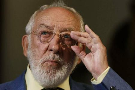 Wegen Corona: Dieter Hallervorden hat das Ensemble seines Kabaretts Wegen Corona: Dieter Hallervorden hat das Ensemble seines Kabaretts