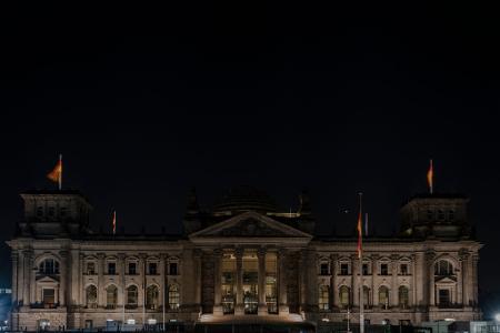 Energiesparmaßnahme: Der Reichstag in Berlin samt Kuppel bleibt in der Nacht dunkel Energiesparmaßnahme: Der Reichstag in Berlin samt Kuppel bleibt in der Nacht dunkel