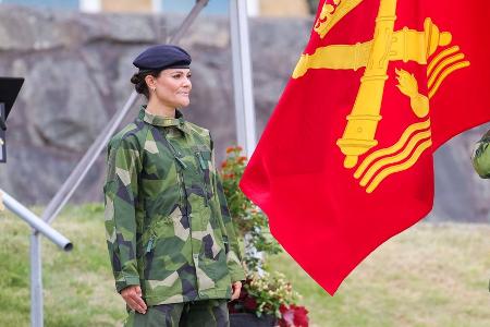 In Uniform: Kronprinzessin Victoria übergibt neue Flagge In Uniform: Kronprinzessin Victoria übergibt neue Flagge